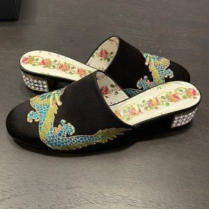 Gucci mule shoe. NWT. Black satin with embroidered dragon.